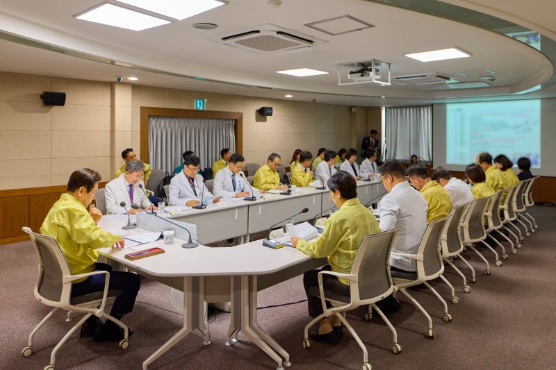 이재명 대통령이 29일 서울 중구 국립중앙의료원에서 열린 응급의료현장 간담회에서 관계자의 보고를 듣고 있다. (대통령실 제공. 재판매 및 DB 금지) 2025.9.29 ⓒ 뉴스1 이재명 기자