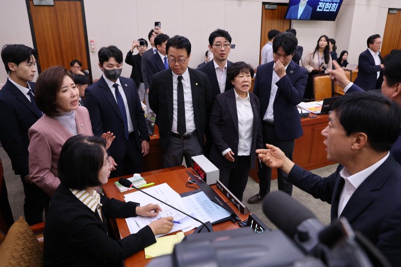 나경원 국민의힘 의원이 22일 서울 여의도 국회 법제사법위원회에서 열린 검찰개혁 입법청문회에서 퇴장 명령을 한 추미애 위원장에게 항의하고 있다. 2025.9.22 ⓒ 뉴스1 신웅수 기자