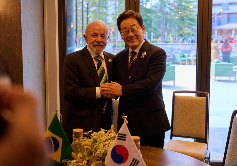 이재명 대통령이 이나시우 룰라 다 시우바 브라질 대통령과 17일(현지시간) 캐나다 앨버타주 캐내내스키스 주요 7개국(G7) 정상회의장에서 한·브라질 정상회담을 하고 있다. (대통령실 제공. 재판매 및 DB 금지) 2025.6.19 ⓒ 뉴스1 박지혜 기자