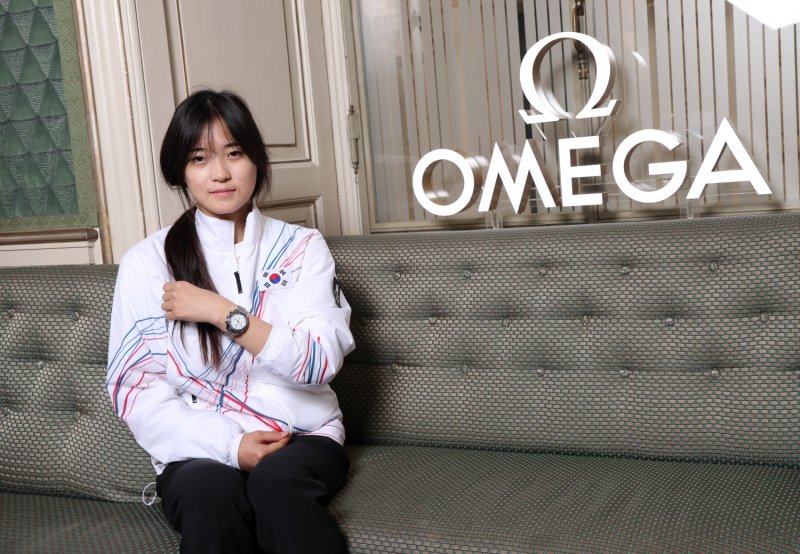2026 밀라노·코르티나담페초 동계 올림픽 한국 선수단 '1호 금메달리스트' 최가온이 15일(한국시간) 이탈리아 밀라노 오메가 하우스에서 올림픽 공식 타임키퍼 오메가로부터 고급 손목시계를 선물받고 기념촬영하고 있다. 오메가는 최가온에게 올림픽 기념 에디션인 '스피드마스터 38mm 밀라노·코르티나 2026'을 선물했다"고 밝혔다.연합뉴스