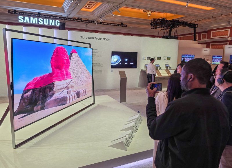 [서울=뉴시스] 삼성전자는 1월4~7일까지(현지 시간) 미국 라스베이거스에서 열리는 세계 최대 가전 전시회 'CES 2026'에 단독 전시관을 마련하고 '더 퍼스트룩 2026'을 진행했다. 관람객이 '130형 마이크로 RGB TV'를 살펴보고 있다. (사진=삼성전자 제공) 2026.01.07. photo@newsis.com *재판매 및 DB 금지