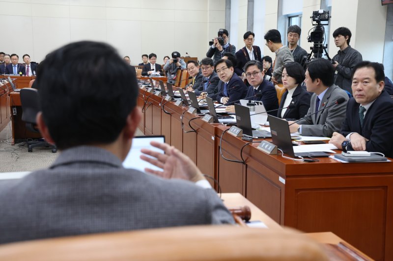 김상훈 위원장이 12일 서울 여의도 국회에서 열린 대미투자특별법처리를위한특별위원회 전체회의에서 더불어민주당 의원들과 비공개 전환 여부에 대해 논쟁을 벌이고 있다. 2026.2.12 ⓒ 뉴스1 신웅수 기자