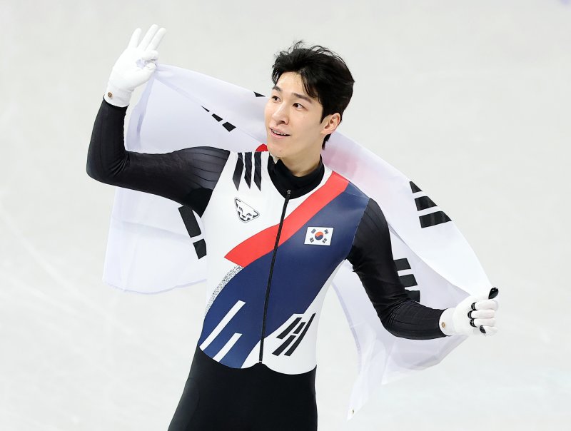 쇼트트랙 황대헌 선수가 14일(현지시간) 이탈리아 밀라노 아이스스케이팅 아레나에서 열린 2026 밀라노·코르티나담페초 동계올림픽 쇼트트랙 남자 1500m 결승에서 은메달을 확보한 후 태극기를 두르며 기뻐하고 있다. 뉴스1