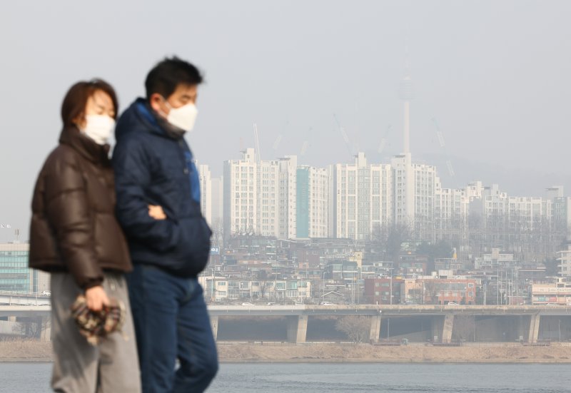 [서울=뉴시스] 황준선 기자 = 서울의 미세먼지 농도가 '나쁨' 수준을 보인 15일 서울 서초구 반포한강공원에서 바라본 도심이 뿌옇게 흐리다. 2026.02.15. hwang@newsis.com