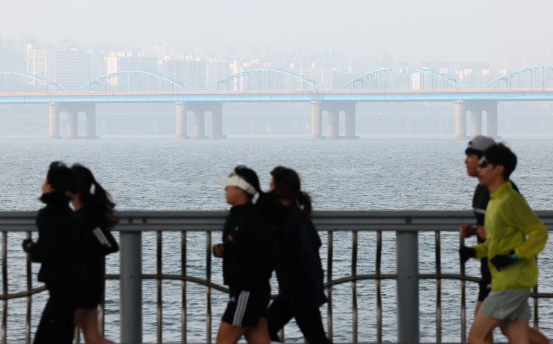 [서울=뉴시스] 황준선 기자 = 서울의 미세먼지 농도가 '나쁨' 수준을 보인 15일 서울 서초구 잠수교에서 바라본 도심이 뿌옇게 흐리다. 2026.02.15. hwang@newsis.com