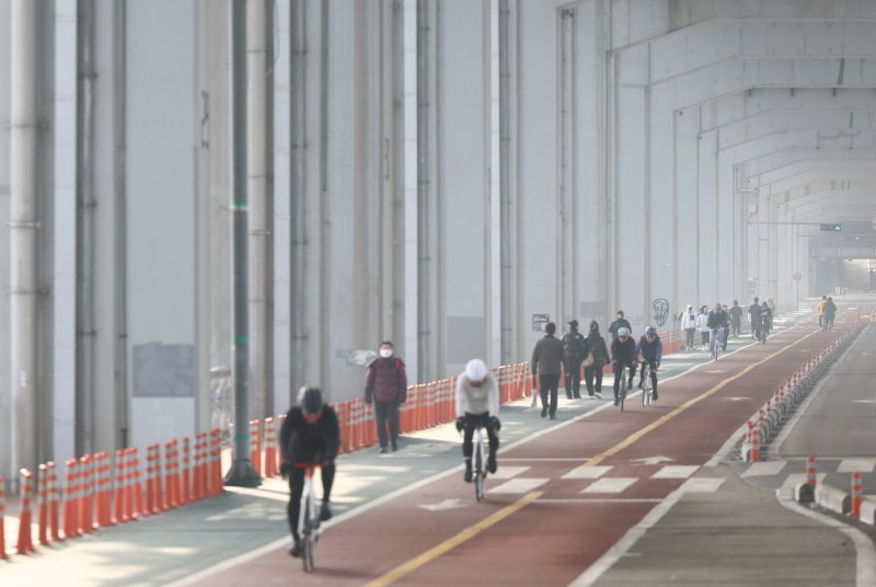 [서울=뉴시스] 황준선 기자 = 서울의 미세먼지 농도가 '나쁨' 수준을 보인 15일 서울 서초구 잠수교가 대기질로인해 희뿌옇게 보이고 있다. 2026.02.15. hwang@newsis.com