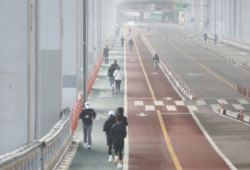 [서울=뉴시스] 황준선 기자 = 서울의 미세먼지 농도가 '나쁨' 수준을 보인 15일 서울 서초구 잠수교가 대기질로인해 희뿌옇게 보이고 있다. 2026.02.15. hwang@newsis.com