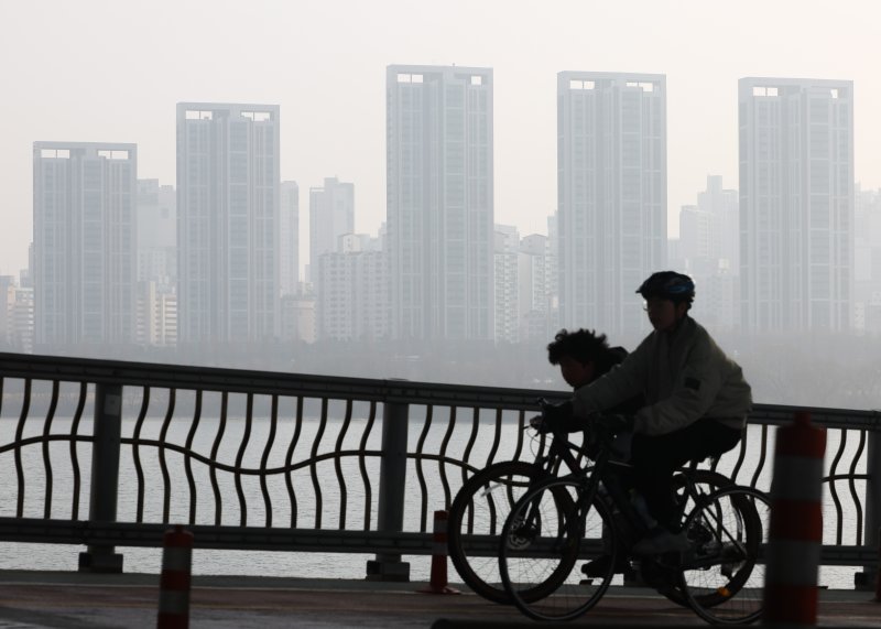 [서울=뉴시스] 황준선 기자 = 서울의 미세먼지 농도가 '나쁨' 수준을 보인 15일 서울 서초구 잠수교에서 바라본 도심이 뿌옇게 흐리다. 2026.02.15. hwang@newsis.com