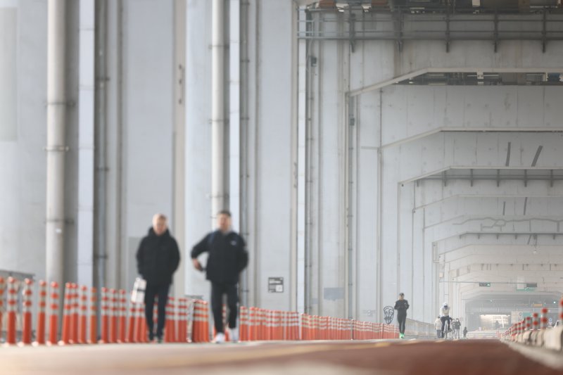 [서울=뉴시스] 황준선 기자 = 서울의 미세먼지 농도가 '나쁨' 수준을 보인 15일 서울 서초구 잠수교가 대기질로인해 희뿌옇게 보이고 있다. 2026.02.15. hwang@newsis.com