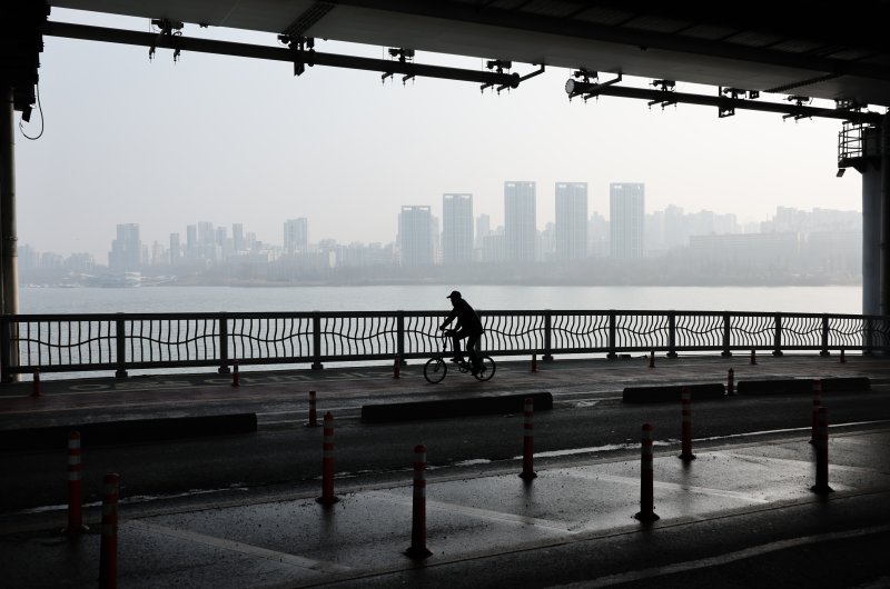 [서울=뉴시스] 황준선 기자 = 서울의 미세먼지 농도가 '나쁨' 수준을 보인 15일 서울 서초구 잠수교에서 바라본 도심이 뿌옇게 흐리다. 2026.02.15. hwang@newsis.com