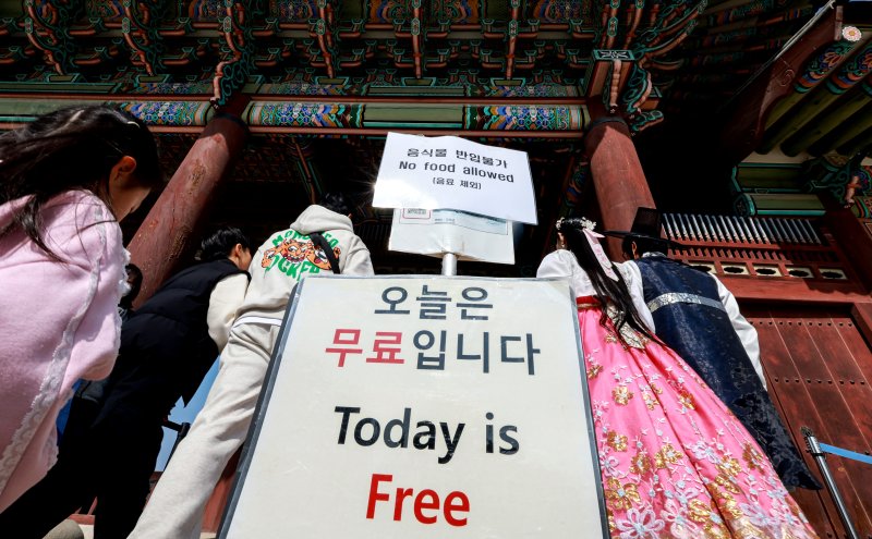 설 연휴 둘째 날인 15일 종로구 경복궁을 관광객들이 무료로 입장하고 있다. 2026.2.15 ⓒ 뉴스1 이호윤 기자