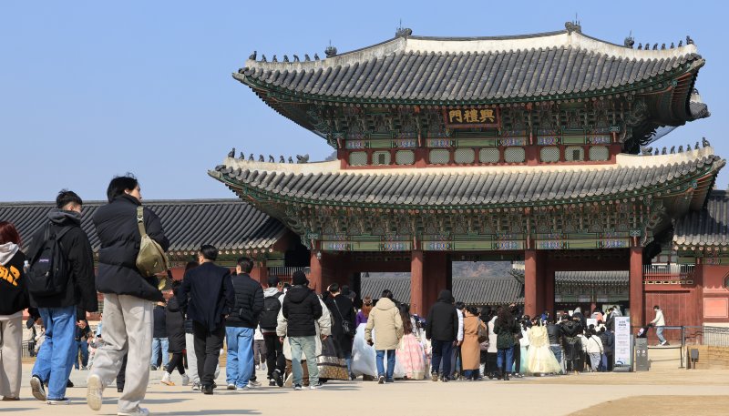 설 연휴 둘째 날인 15일 종로구 경복궁에서 관광객들이 입장줄을 서고 있다. 2026.2.15 ⓒ 뉴스1 이호윤 기자
