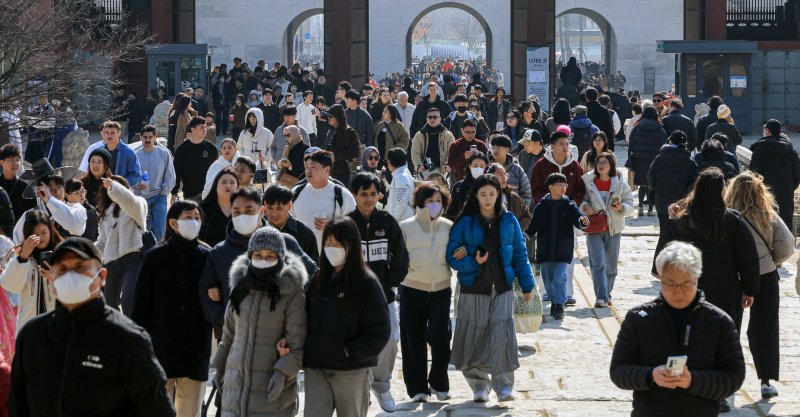 설 연휴 둘째 날인 15일 종로구 경복궁이 관광객들로 북적이고 있다. 2026.2.15 ⓒ 뉴스1 이호윤 기자