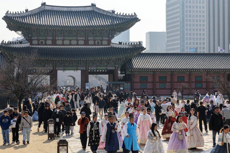 설 연휴 둘째 날인 15일 종로구 경복궁이 관광객들로 북적이고 있다. 2026.2.15 ⓒ 뉴스1 이호윤 기자