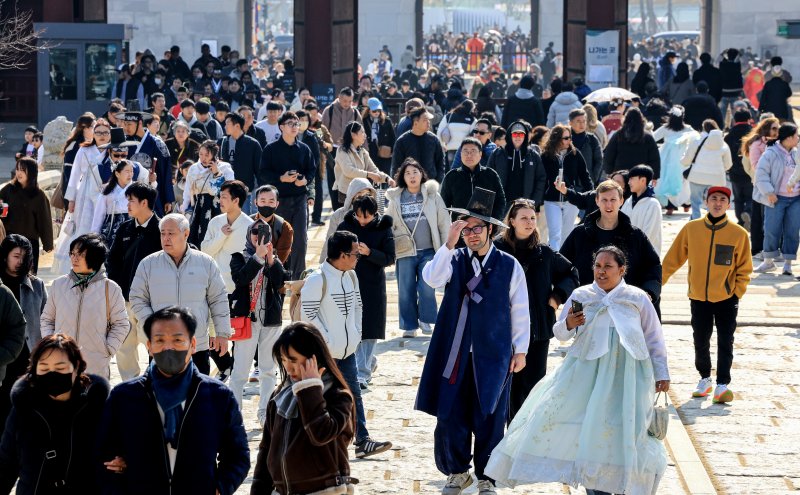설 연휴 둘째 날인 15일 종로구 경복궁이 관광객들로 북적이고 있다. 2026.2.15 ⓒ 뉴스1 이호윤 기자