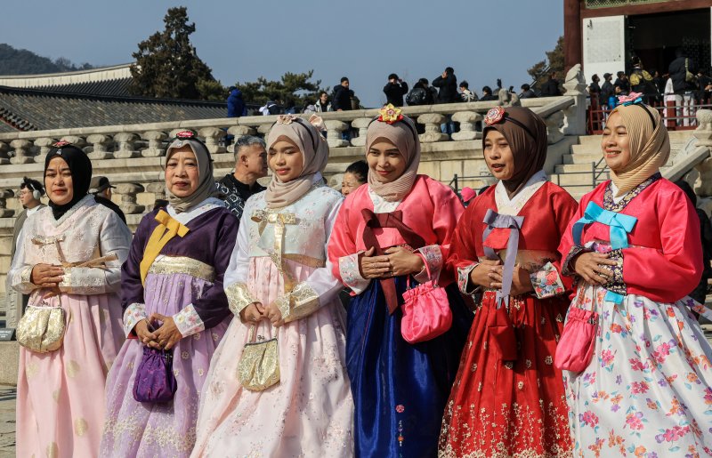 설 연휴 둘째 날인 15일 종로구 경복궁을 찾은 외국인 관광객들이 기념촬영을 하고 있다. 2026.2.15 ⓒ 뉴스1 이호윤 기자