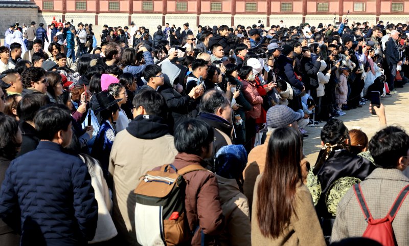 설 연휴 둘째 날인 15일 종로구 경복궁이 관광객들로 북적이고 있다. 2026.2.15 ⓒ 뉴스1 이호윤 기자