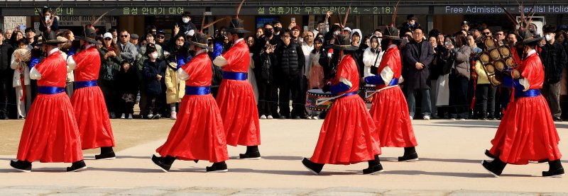 설 연휴 둘째 날인 15일 종로구 경복궁을 찾은 관광객들이 수문장 교대식을 관람하고 있다. 2026.2.15 ⓒ 뉴스1 이호윤 기자