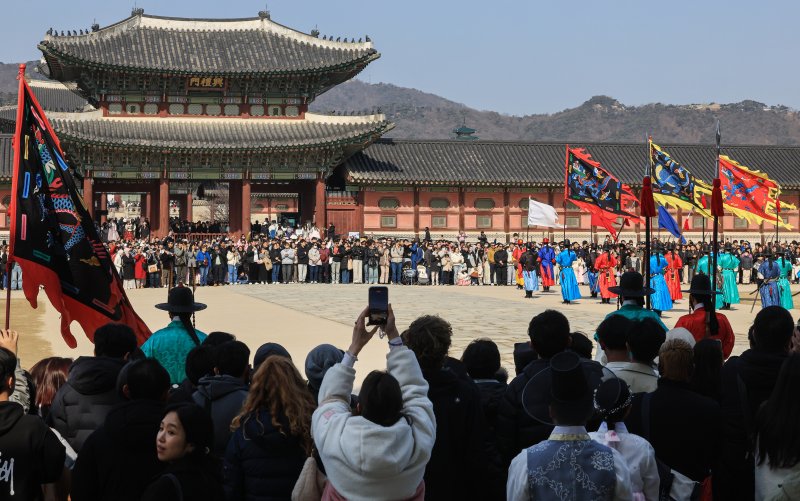 설 연휴 둘째 날인 15일 종로구 경복궁을 찾은 관광객들이 수문장 교대식을 관람하고 있다. 2026.2.15 ⓒ 뉴스1 이호윤 기자
