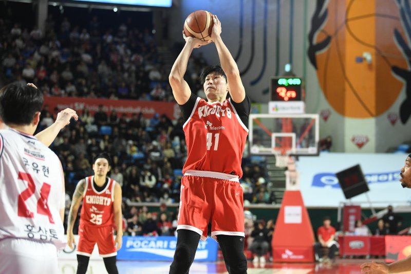 서울 SK 오세근은 15일 서울 잠실학생체육관에서 열린 2025-26 프로농구 안양 정관장전에서 16점 5리바운드로 활약해 팀의 80-77 승리를 이끌었다. (KBL 제공)