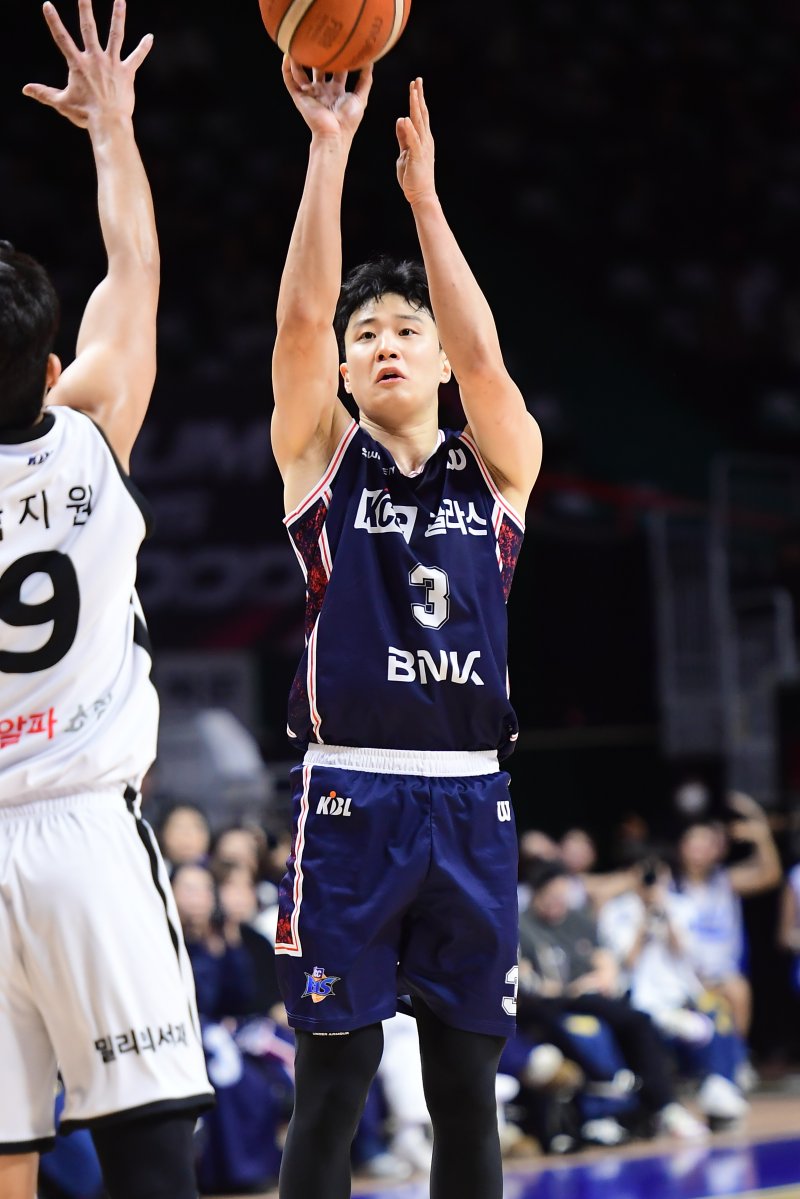 부산 KCC 허웅은 15일 부산 사직체육관에서 열린 2025-26 프로농구 수원 KT전에서 21점을 넣어 팀의 83-81 승리를 이끌었다. (KBL 제공)