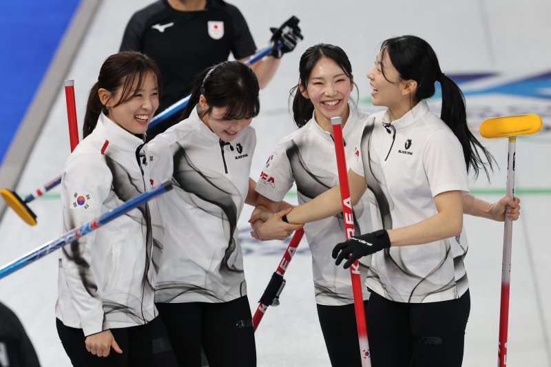 "역시 한일전은 이 맛!" 한국 컬링, '약속의 8엔드'로 日 격침… 4강 희망 쐈다 [2026 밀라노]