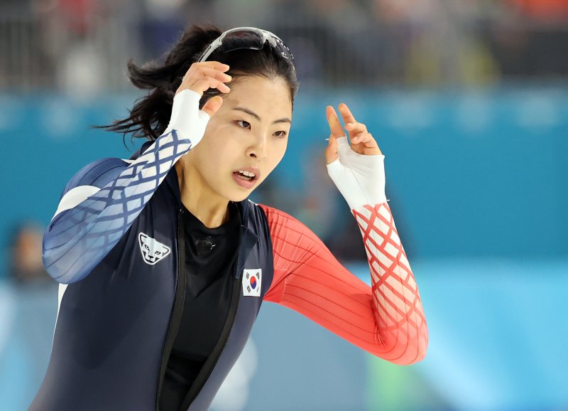스피드스케이팅 이나현이 15일(현지시간) 이탈리아 밀라노 스피드스케이팅 스타디움 열린 2026 밀라노·코르티나담페초 동계올림픽 스피드스케이팅 여자 500m 경기를 마친 뒤 아쉬워하고 있다. 김민선은 38초01로 결승선을 통과하며 최종 14위로 경기를 마쳤다.뉴스1