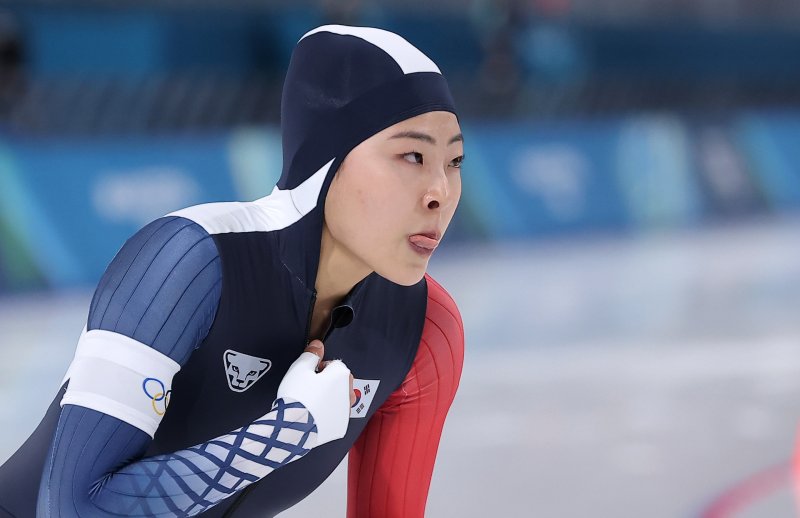 이탈리아 밀라노 스피드스케이팅 스타디움 열린 2026 밀라노·코르티나담페초 동계올림픽 스피드스케이팅 여자 500m를 마친 후 기록을 확인하고 있다.뉴스1