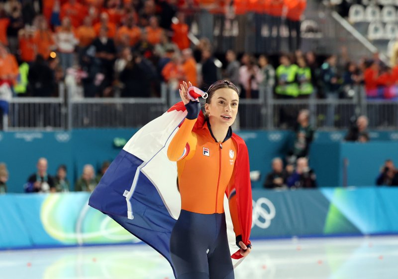 네덜란드 스피드스케이팅 펨케 콕이 15일(현지시간) 이탈리아 밀라노 스피드스케이팅 스타디움 열린 2026 밀라노·코르티나담페초 동계올림픽 스피드스케이팅 여자 500m에서 올림픽 신기록으로 우승한 뒤 국기를 흔들며 환호하고 있다.뉴스1