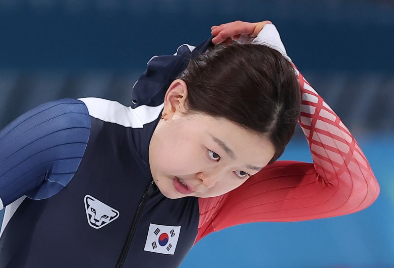 스피드스케이팅 김민선이 15일(현지시간) 이탈리아 밀라노 스피드스케이팅 스타디움 열린 2026 밀라노·코르티나담페초 동계올림픽 스피드스케이팅 여자 500m를 마친 후 기록을 확인하고 있다. 2026.2.16 ⓒ 뉴스1 김성진 기자