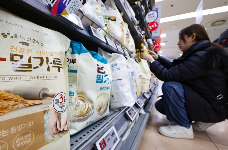 [서울=뉴시스] 황준선 기자 = 서울 시내 한 대형마트에 밀가루가 진열돼 있다. 2026.02.06. hwang@newsis.com