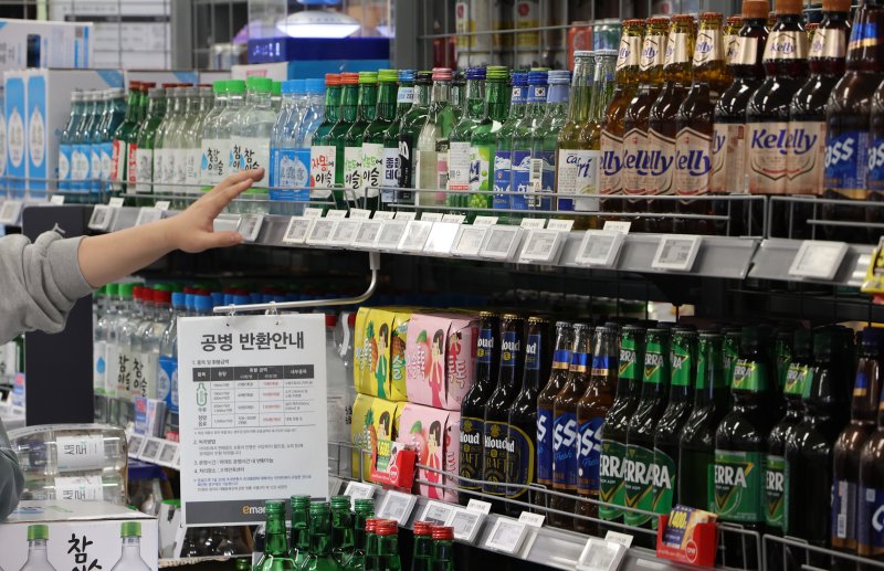 [서울=뉴시스] 고승민 기자 = 서울의 한 대형마트에 진열된 소주와 맥주 모습. 2023.12.11. kkssmm99@newsis.com