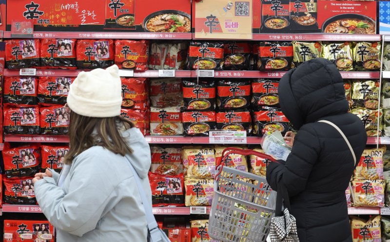 [서울=뉴시스] 추상철 기자 = 12일 오후 서울시내 한 대형마트에서 외국인 관광객이 라면을 고르고 있다. 2026.01.12. scchoo@newsis.com