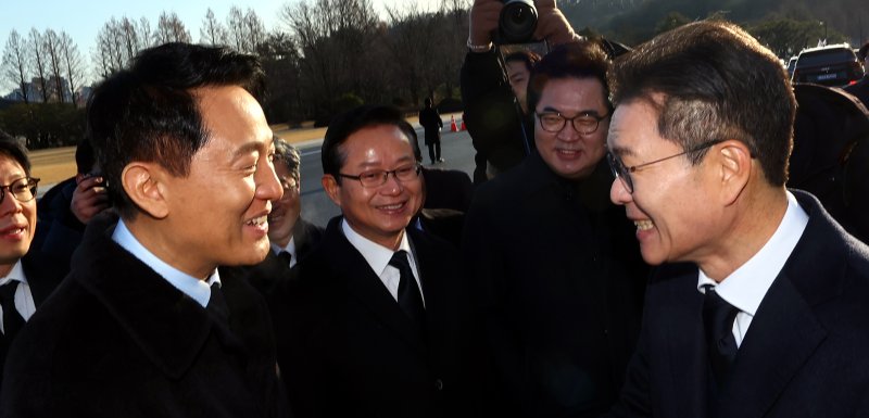 [서울=뉴시스] 박주성 기자 = 오세훈 서울시장(왼쪽)과 정원오 성동구청장이 2026년 새해 첫날인 1일 서울 동작구 국립서울현충원을 참배 전 인사를 나누고 있다. 2026.01.01. park7691@newsis.com