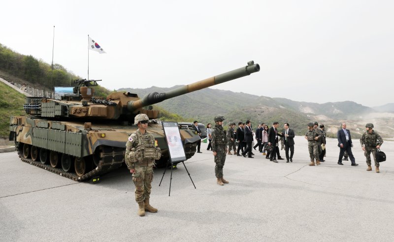 주한 외교대사관들이 K2전차를 살펴보고 있다. ⓒ 뉴스1 박세연 기자