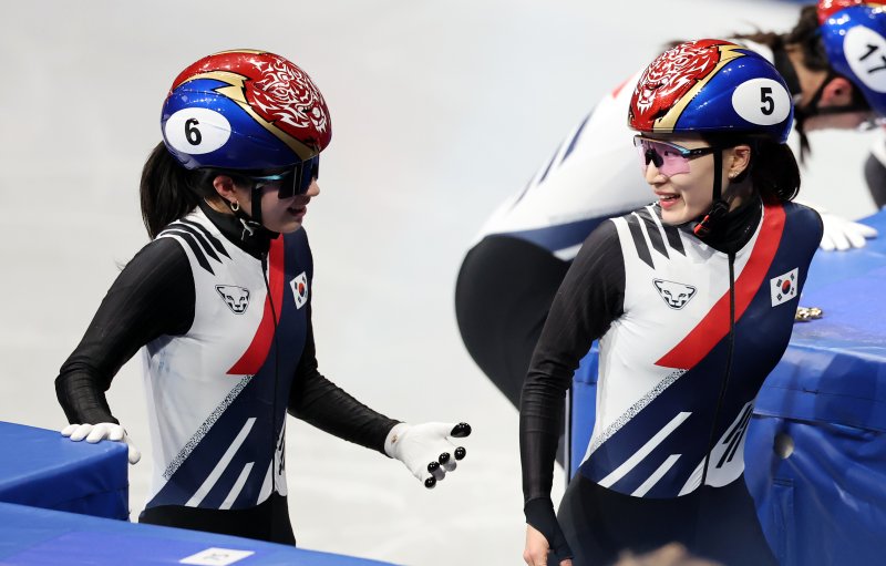 함께 웃은 최민정과 김길리. 2026.2.15 ⓒ 뉴스1 김진환 기자