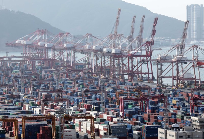 [부산=뉴시스] 하경민 기자 = 6일 부산 남구 신선대(사진 아래) 및 감만(위) 부두 야적장에 수출입 컨테이너가 쌓여 있다. 2026.02.06. yulnetphoto@newsis.com