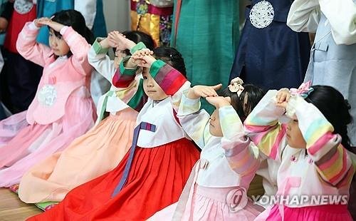 [팩트체크] 과거엔 음력설 안쉬었다고?…'달력 빨간날' 어떻게 정하나