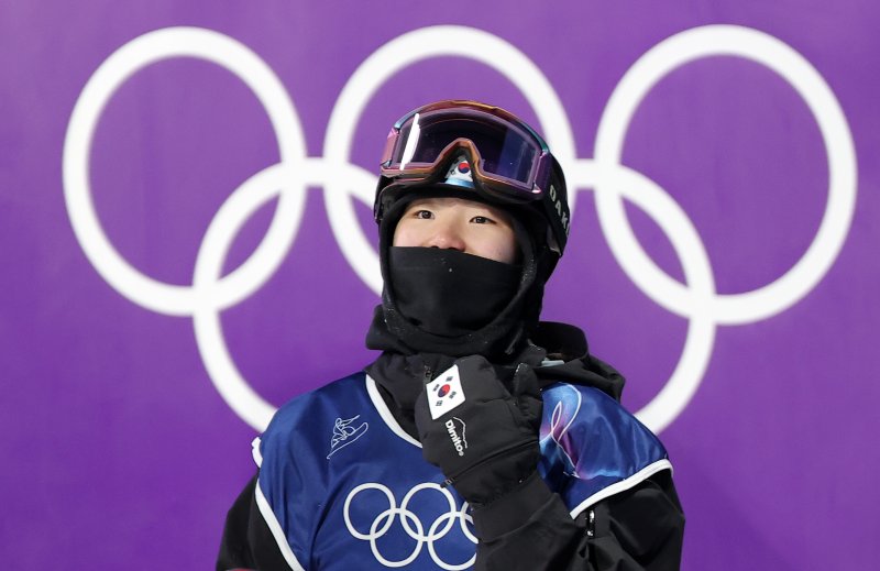 스노보드 유승은이 9일(현지시간) 이탈리아 리비뇨 스노파크에서 열린 2026 밀라노·코르티나담페초 동계올림픽 스노보드 여자 빅에어 결선에서 3차 시기를 마친 후 결과를 기다리고 있다.뉴스1