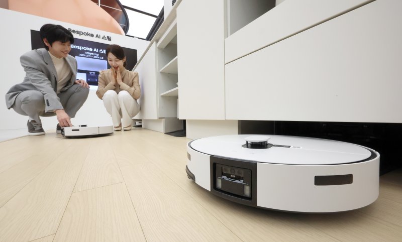 [서울=뉴시스] 조성우 기자 = 11일 오전 서울 서초구 삼성 강남에서 열린 삼성전자 2026년형 로봇청소기 신제품 미디어 브리핑에서 모델이 '비스포크 AI 스팀'을 소개하고 있다. 2026.02.11. xconfind@newsis.com