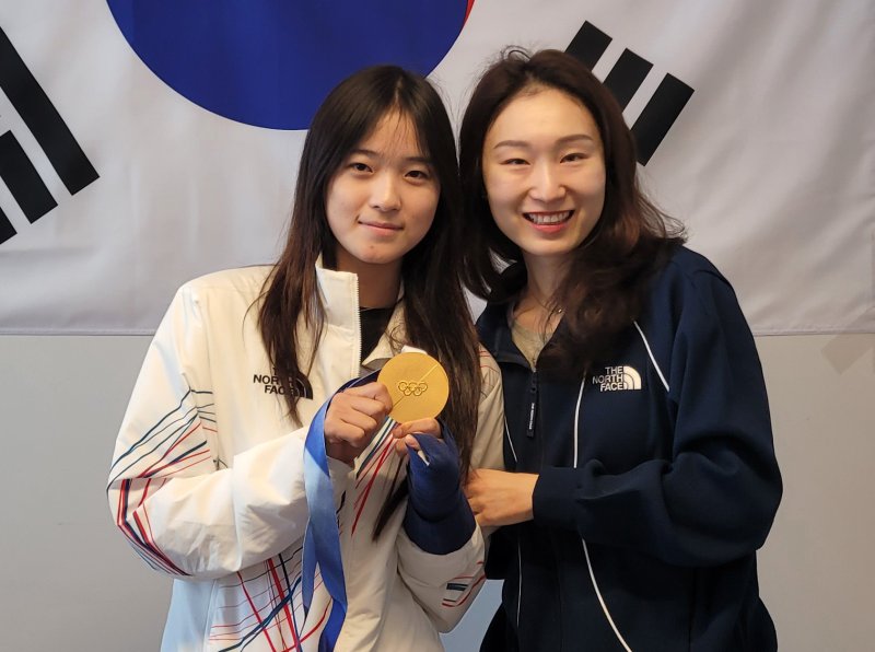 스노보드 하프파이프에서 금메달을 획득한 최가온이 15일(현지시간) 이탈리아 밀라노 선수촌 대한민국 선수단 사무실에서 쇼트트랙 최민정을 만나 기념촬영을 하고 있다. (대한체육회 제공. 재판매 및 DB 금지) 2026.2.15 ⓒ 뉴스1