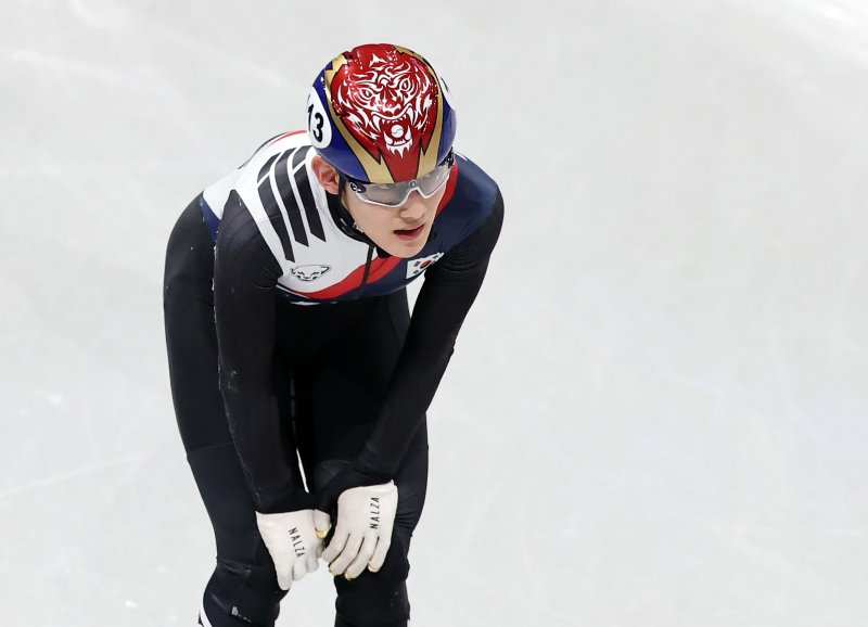 쇼트트랙 임종언이 14일(현지시간) 이탈리아 밀라노 아이스 스케이팅 아레나에서 열린 2026 밀라노·코르티나담페초 동계올림픽 쇼트트랙 남자 1500m 준준결승에서 넘어지며 준결승 진출에 실패한 후 아쉬워하고 있다. 2026.2.15 ⓒ 뉴스1 김진환 기자