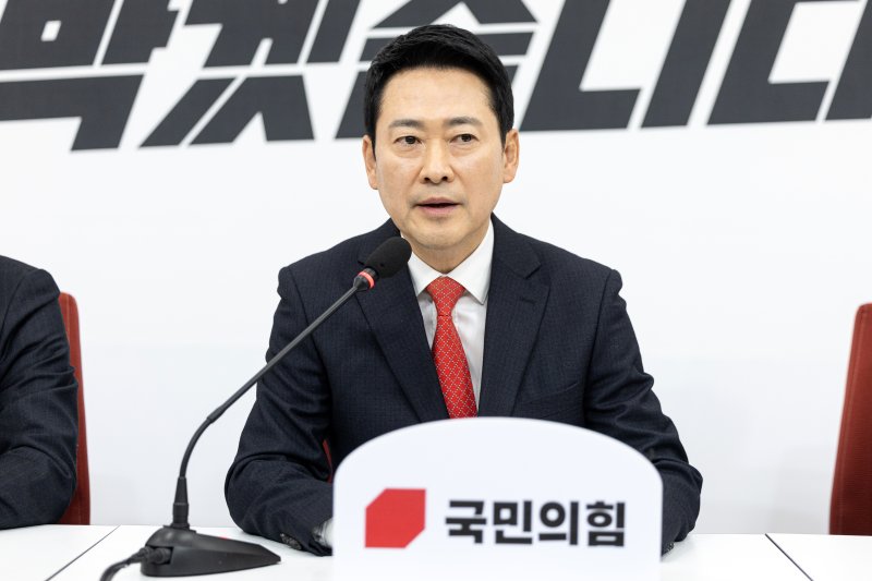 장동혁 국민의힘 대표가 12일 서울 여의도 국회에서 이재명 대통령과 청와대 오찬에 불참하기로 결정한 뒤 입장을 밝히고 있다. 2026.2.12 ⓒ 뉴스1 이승배 기자