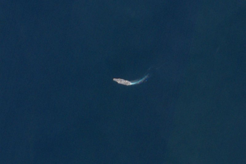 유럽우주국(ESA)가 지난 15일(현지시간) 촬영한 위성 사진에서 미국 해군의 USS 에이브러햄 링컨 항공모함(CVN-72)이 이란 해안에서 약 700km 떨어진 아라비아해에서 이동하고 있다. 미국은 지난달 이란 반정부 시위와 관련해 무력 개입을 시사하며 인도·태평양 지역에 있던 링컨함을 중동으로 옮겼고, 이달에는 지중해에 배치됐던 USS 제너럴 R. 포드 항공모함(CVN-78)까지 중동으로 보냈다.AFP연합뉴스