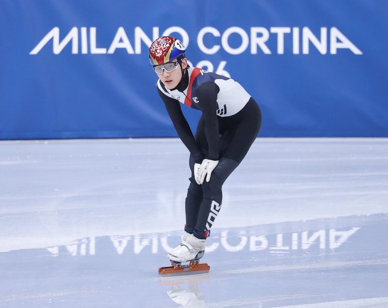16일(현지시간) 이탈리아 밀라노 아이스스케이팅 아레나에서 열린 2026 밀라노-코르티나담페초 동계올림픽 쇼트트랙 남자 500m 예선에서 임종언이 탈락한 뒤 아쉬워하고 있다.연합뉴스