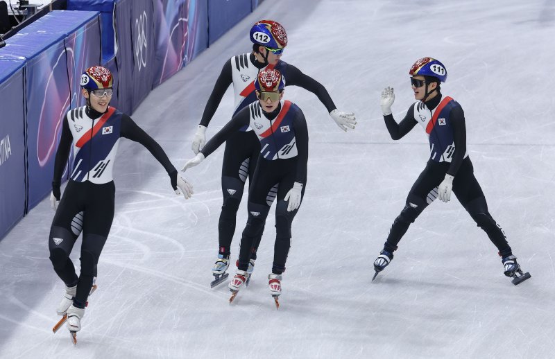 쇼트트랙 남자 5000m 계주, 전체 1위로 결승행… '20년의 한' 푼다 [2026 밀라노]