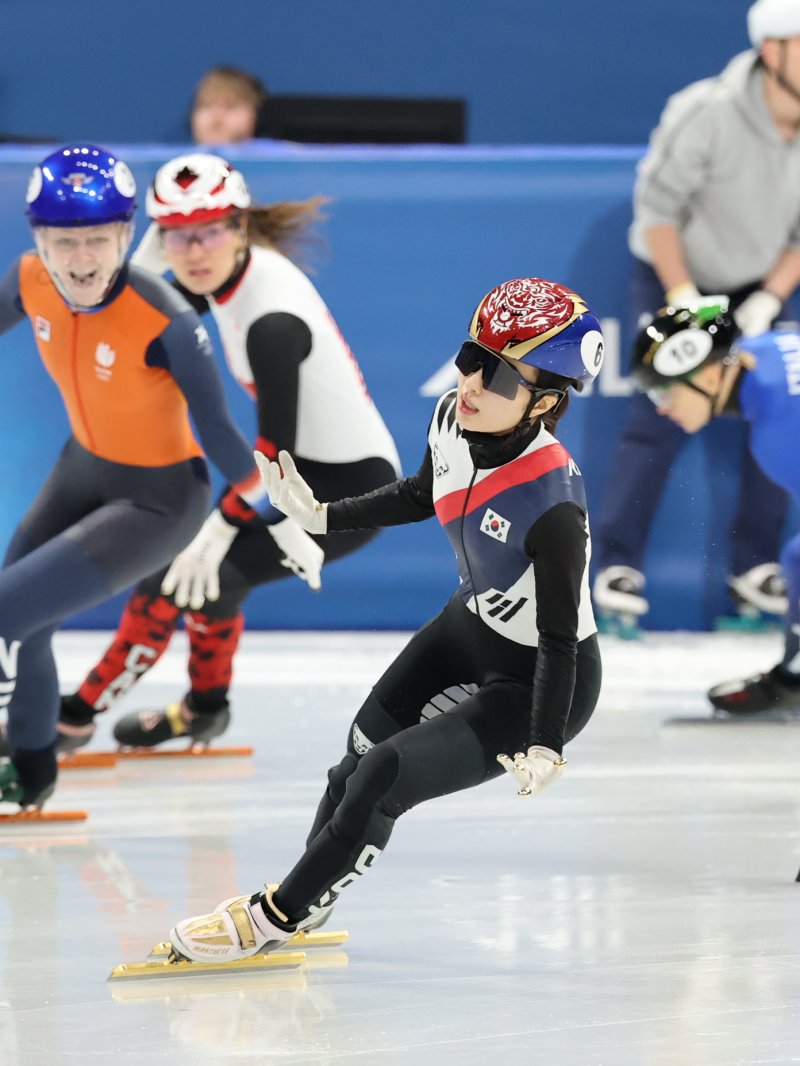 쇼트트랙 김길리가 16일(현지시간) 이탈리아 밀라노 아이스스케이팅 아레나에서 열린 2026 밀라노·코르티나담페초 동계올림픽 쇼트트랙 여자 1000m 결승에서 3위로 결승선을 통과하며 동메달을 확정 짓고 있다.뉴스1