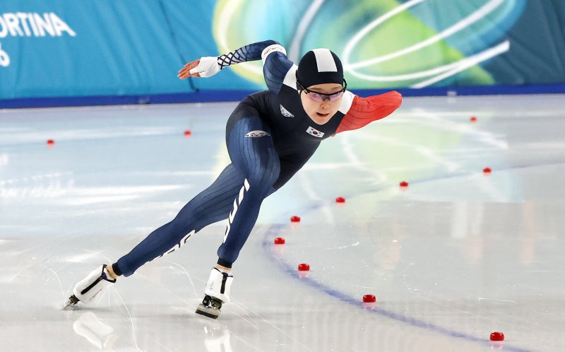 스피드스케이팅 김민선이 15일(현지시간) 이탈리아 밀라노 스피드스케이팅 스타디움 열린 2026 밀라노·코르티나담페초 동계올림픽 스피드스케이팅 여자 500m에서 질주하고 있다. 김민선은 38초01로 결승선을 통과하며 최종 14위로 경기를 마쳤다. 2026.2.16 ⓒ 뉴스1 김진환 기자