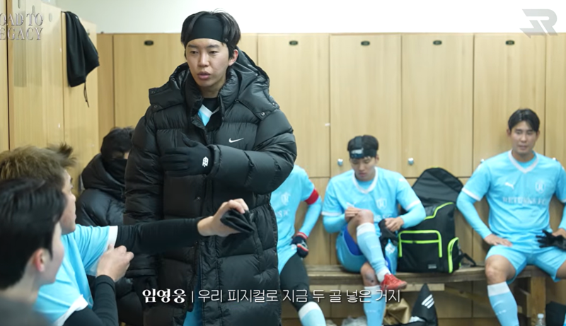 1Q 종료 후 작전을 지시하는 임여웅 구단주.유튜브 리턴즈 스튜디오 캡쳐