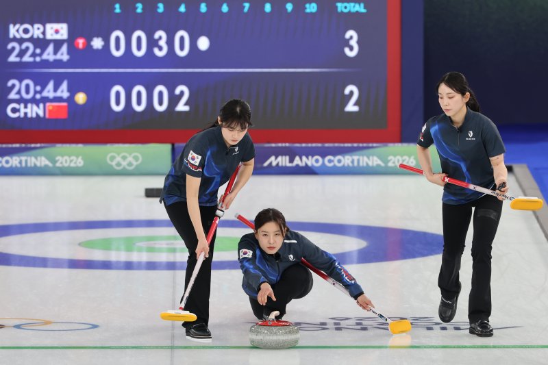 스킵 김은지의 투구 (코르티나담페초=연합뉴스) 서대연 기자 = 16일(현지시간) 이탈리아 코르티나담페초 컬링 올림픽 스타디움에서 열린 2026 밀라노ㆍ코르티나담페초 동계올림픽 컬링 여자 라운드로빈 한국과 중국의 경기에서 김은지가 투구하고 있다. 2026.2.17 dwise@yna.co.kr (끝) /사진=연합 지면화상
